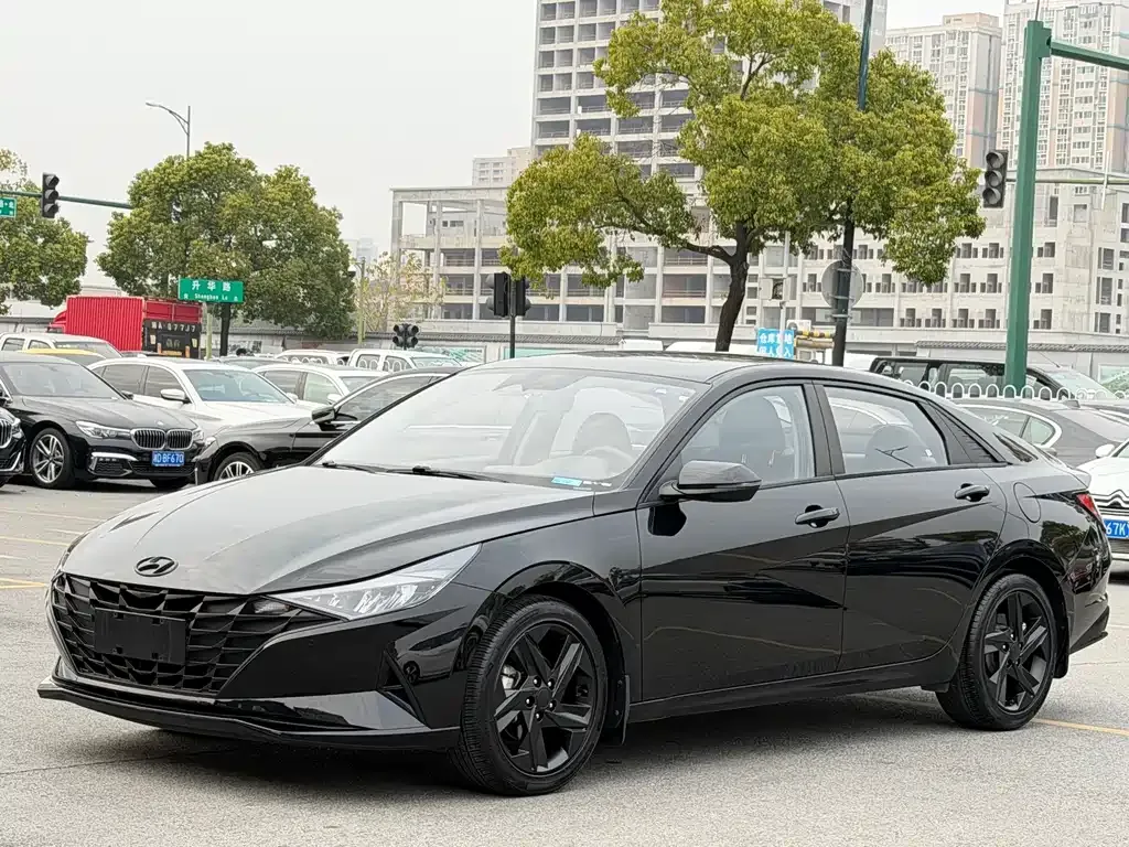 Hyundai Elantra — фото 1