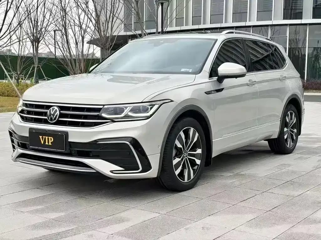 Volkswagen Tiguan L — фото 1