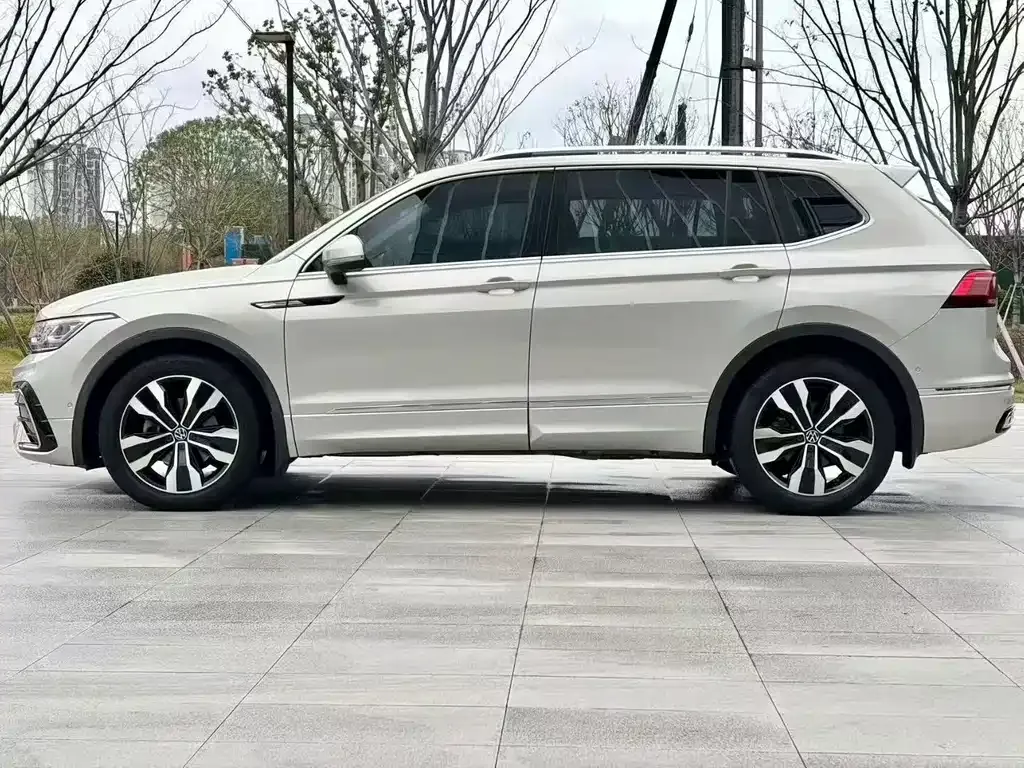 Volkswagen Tiguan L — фото 8