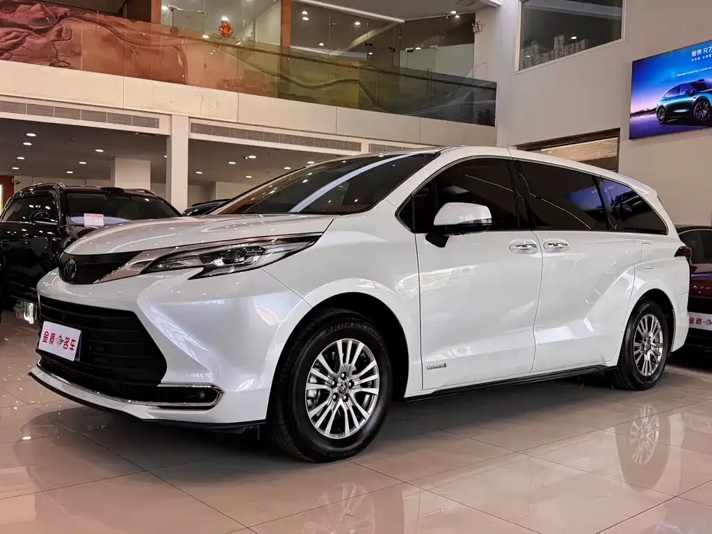 Toyota Sienna — фото 1