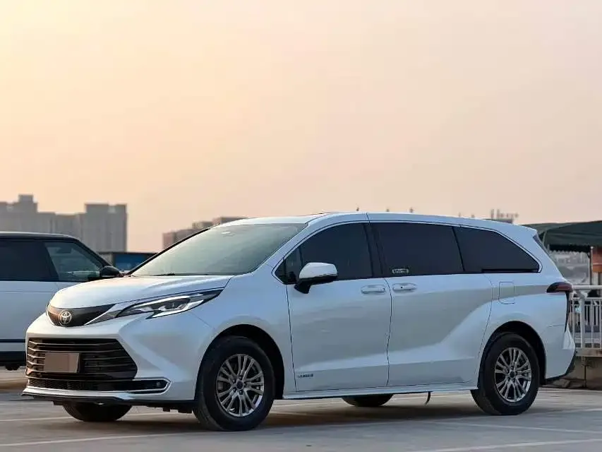 Toyota Sienna — фото 1