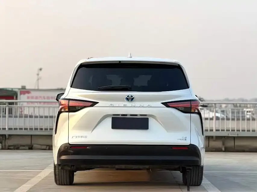 Toyota Sienna — фото 2