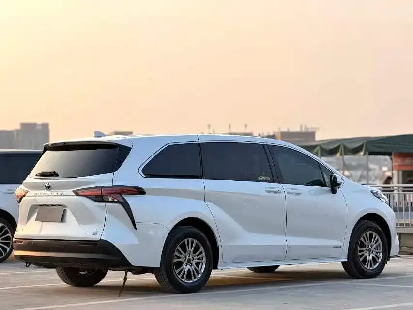 Toyota Sienna — фото 8