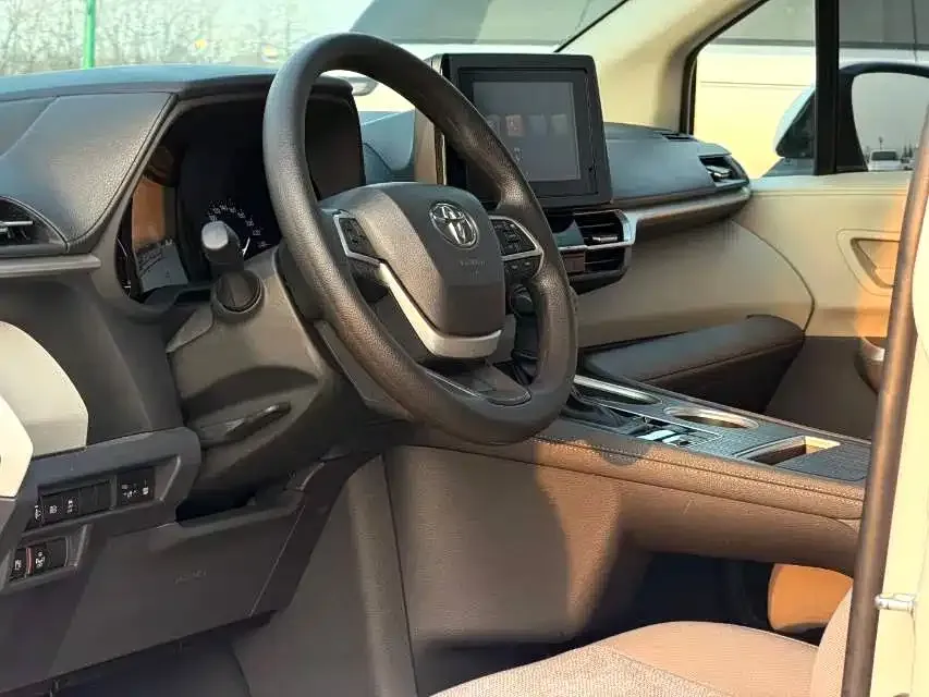 Toyota Sienna — фото 7