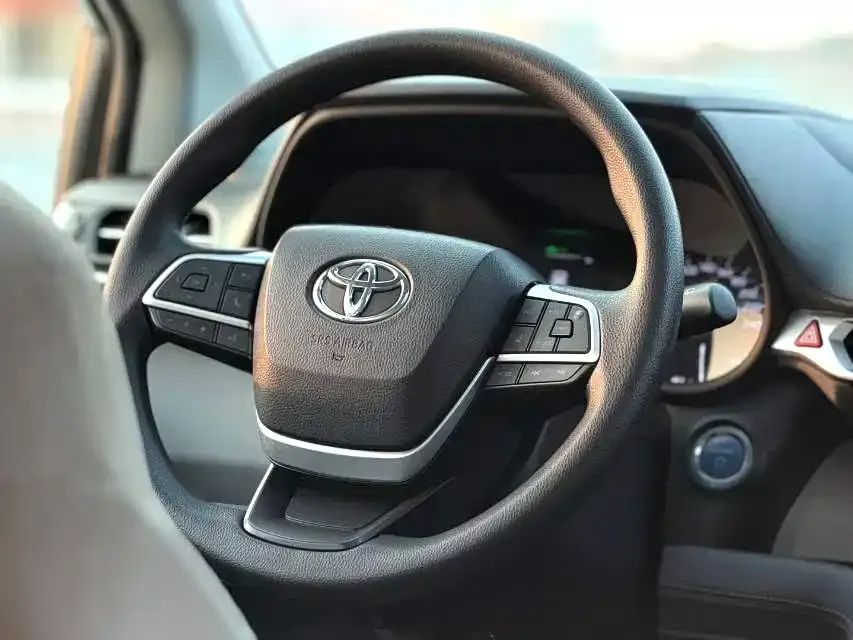 Toyota Sienna — фото 5