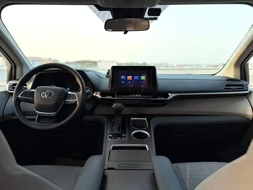 Toyota Sienna — фото 4