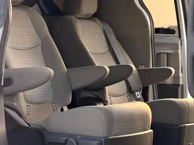 Toyota Sienna — фото 3