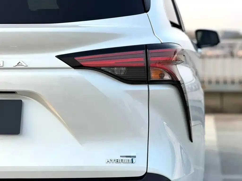Toyota Sienna — фото 9