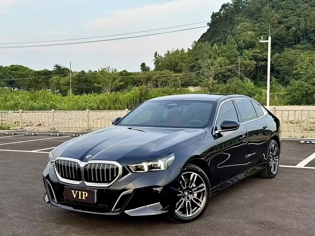 BMW 5 Series — фото 1