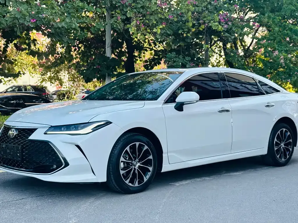 Toyota Avalon — фото 1