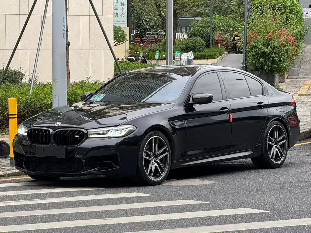 BMW M5 — фото 1