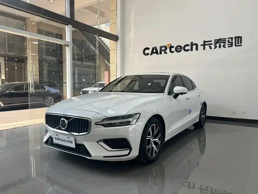 Volvo S60 — фото 1