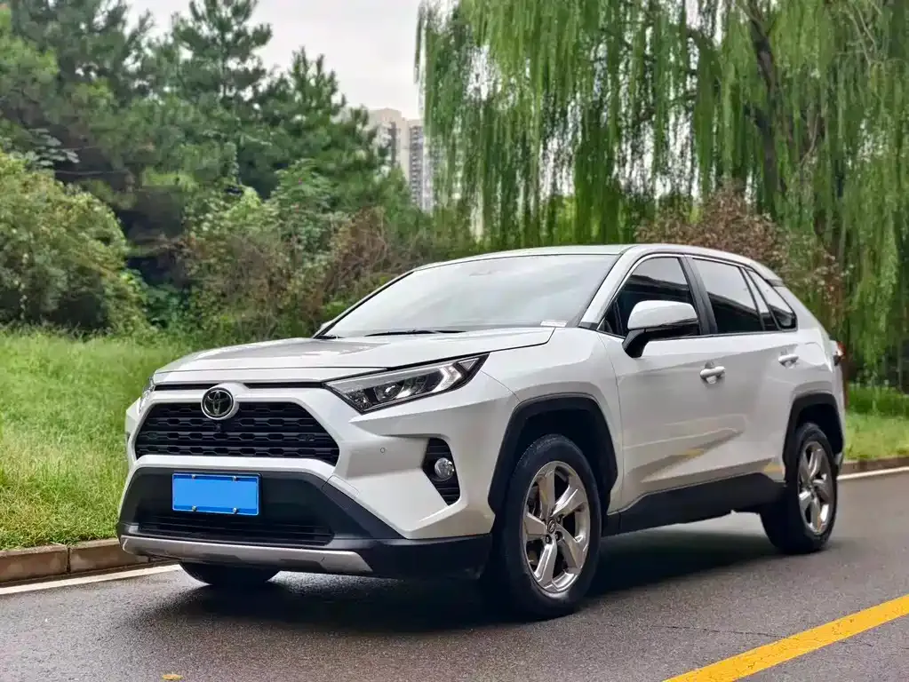 Toyota RAV4 — фото 1