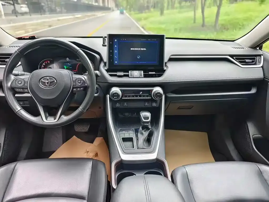 Toyota RAV4 — фото 8