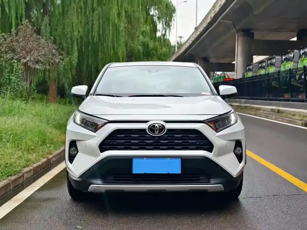 Toyota RAV4 — фото 5