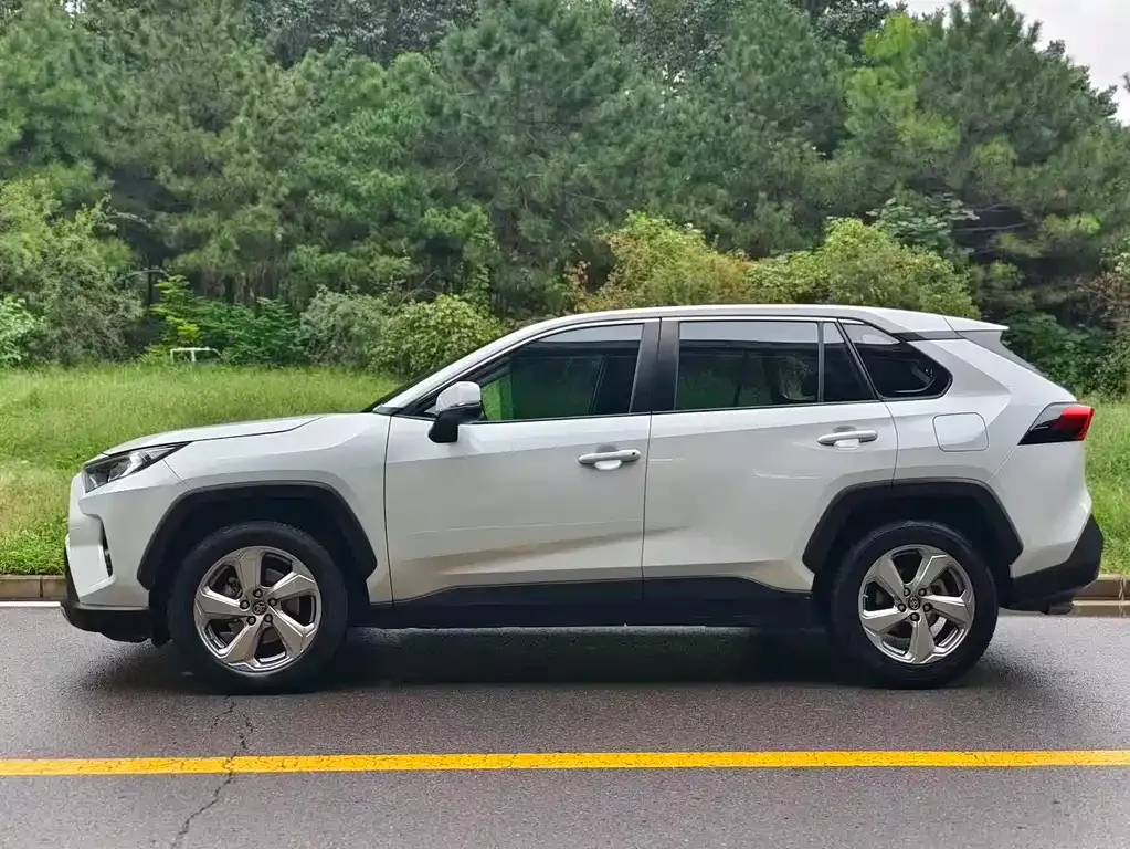 Toyota RAV4 — фото 10