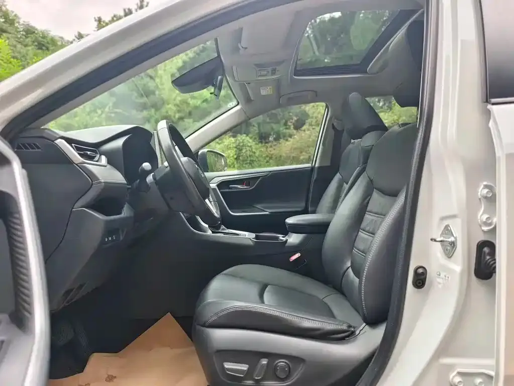 Toyota RAV4 — фото 3