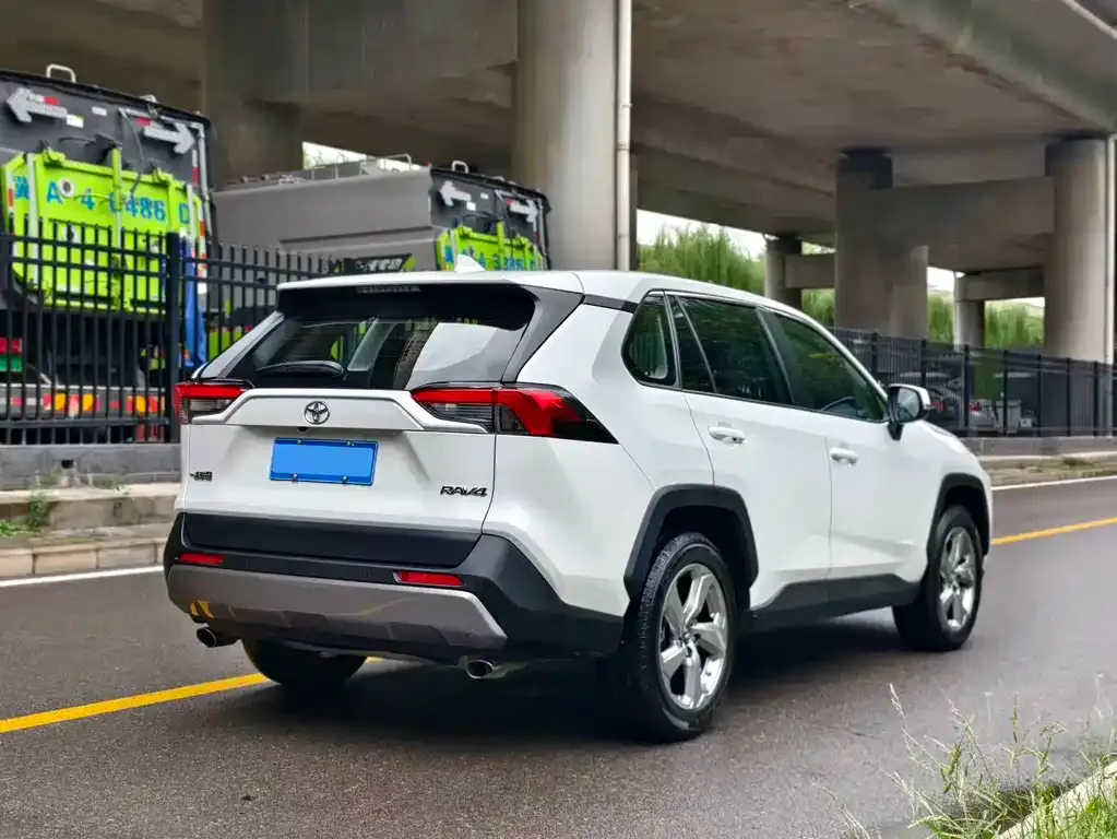 Toyota RAV4 — фото 6