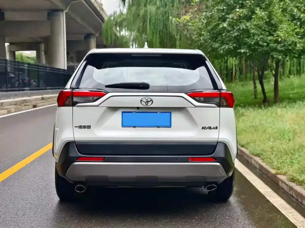 Toyota RAV4 — фото 4