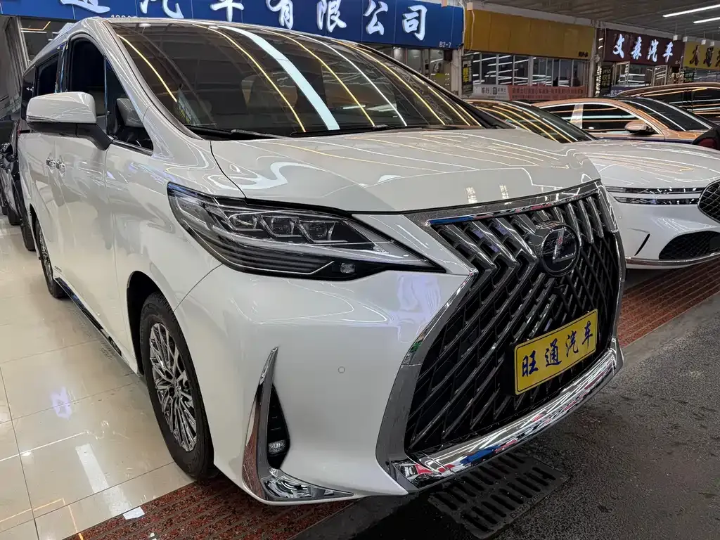 Lexus LM — фото 10