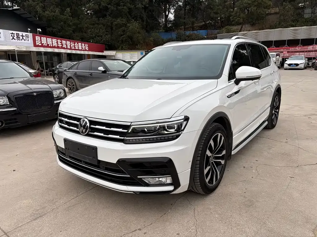Volkswagen Tiguan L — фото 1