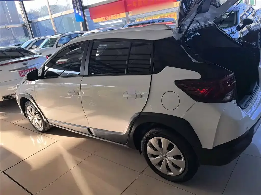 Toyota Yaris L — фото 10