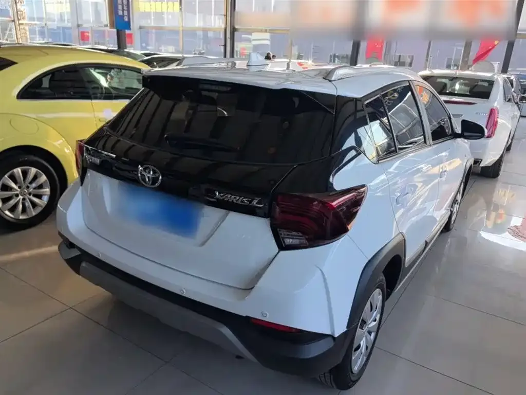 Toyota Yaris L — фото 4