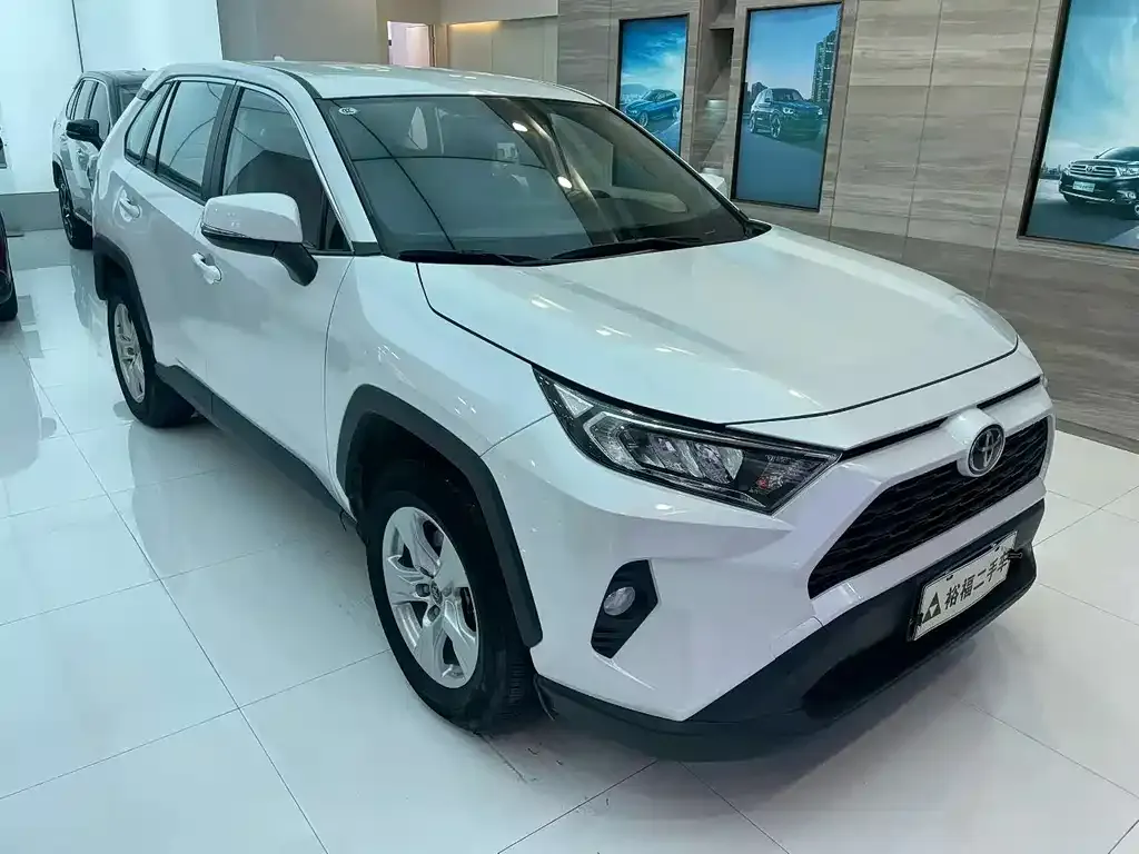 Toyota RAV4 — фото 1