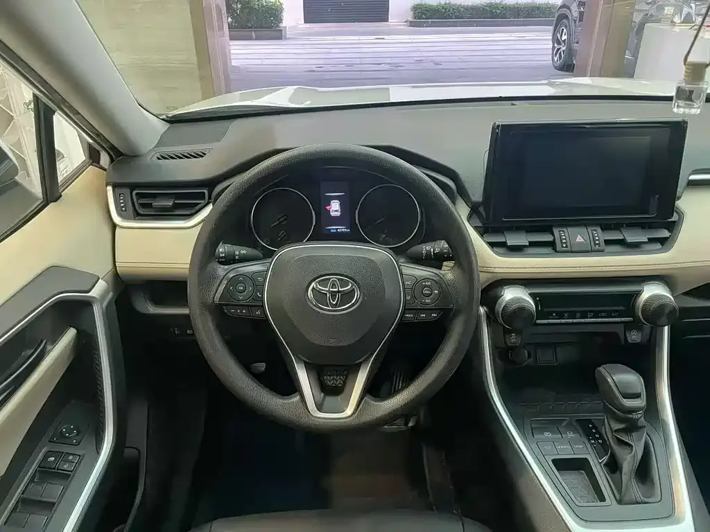Toyota RAV4 — фото 5