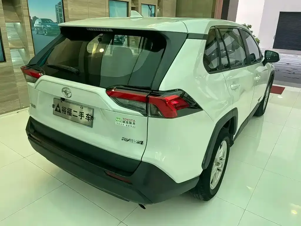Toyota RAV4 — фото 6