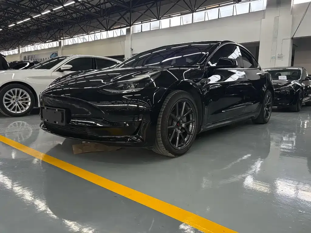 Tesla Model 3 — фото 1