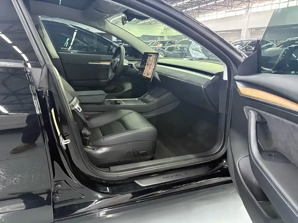Tesla Model 3 — фото 10