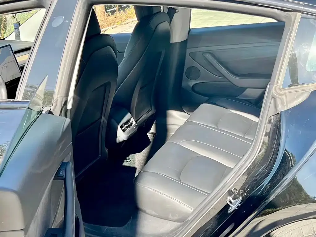 Tesla Model 3 — фото 8