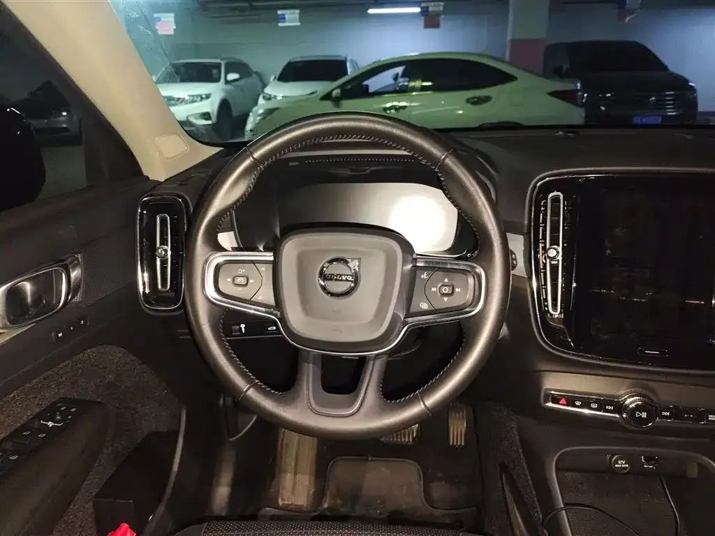 Volvo XC40 — фото 4