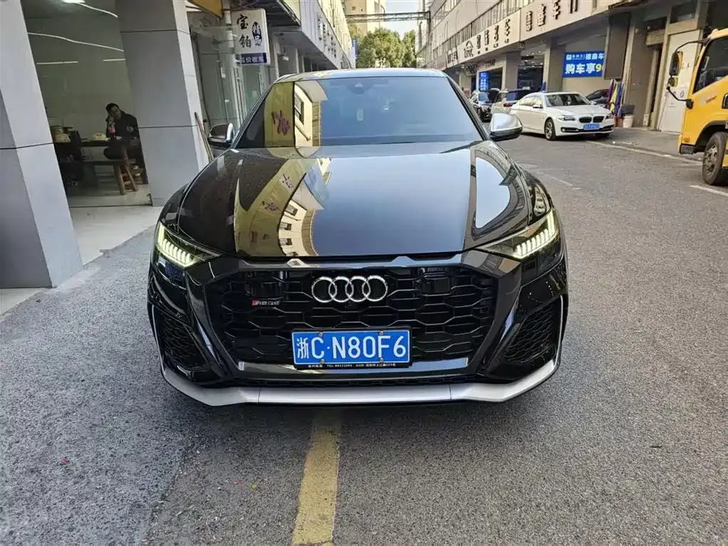 Audi RS Q8 — фото 1