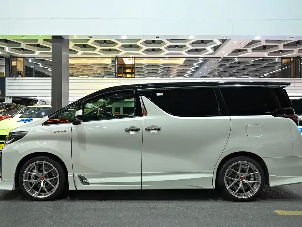 Toyota Alphard — фото 8