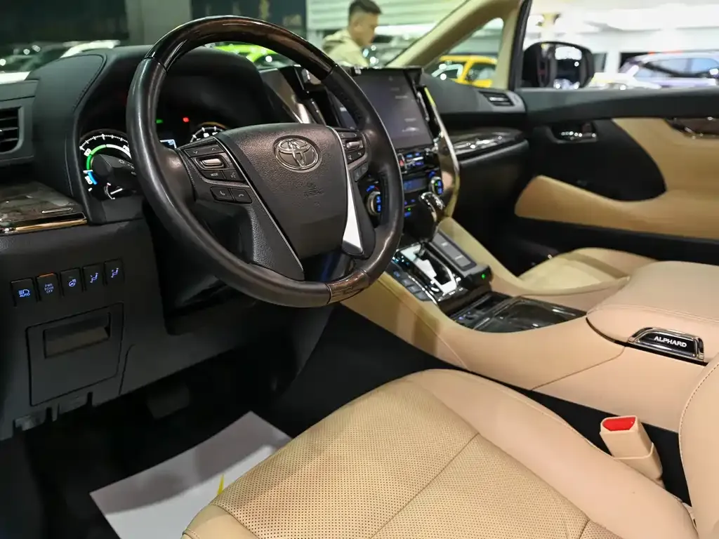Toyota Alphard — фото 7