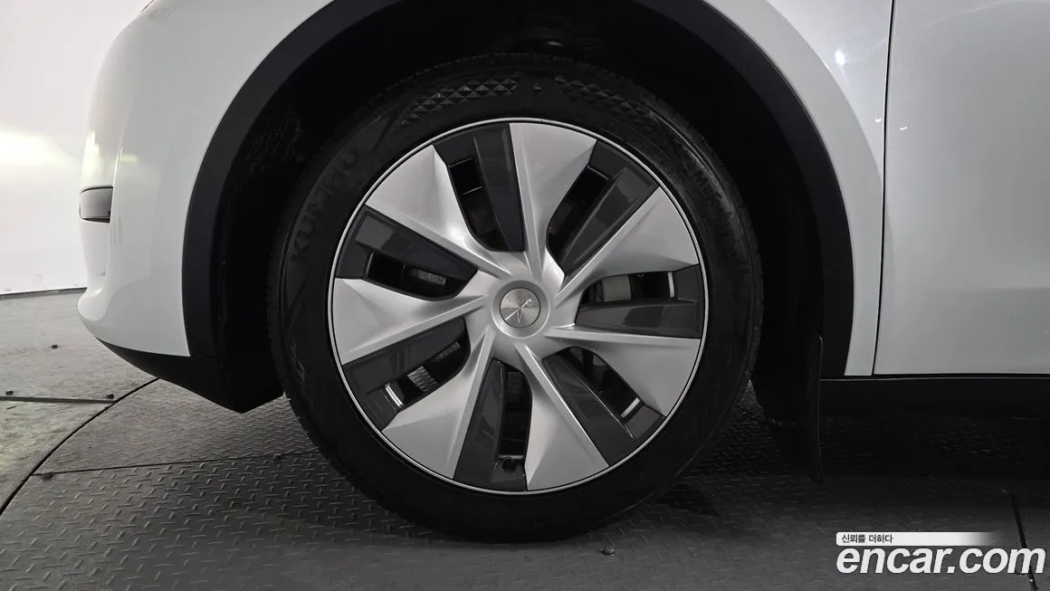 Tesla Model Y — фото 8