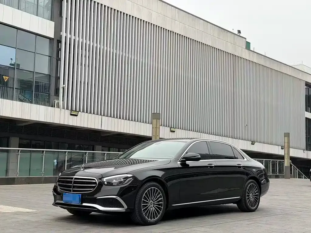 Mercedes-Benz E-Class — фото 1