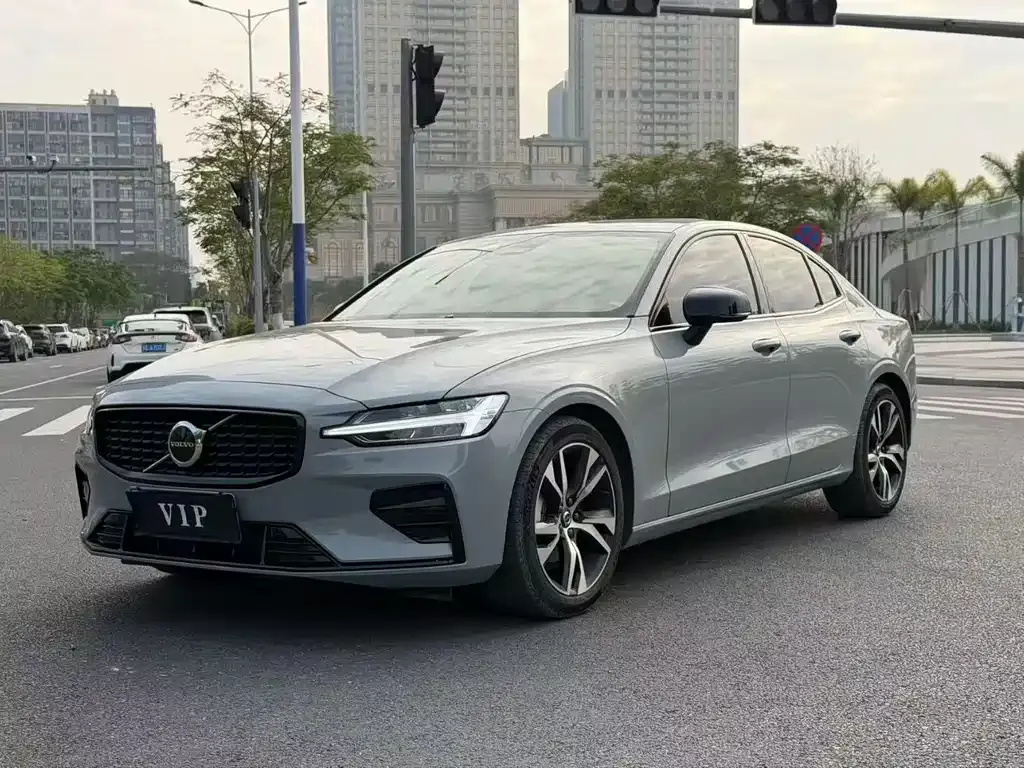 Volvo S60 — фото 1