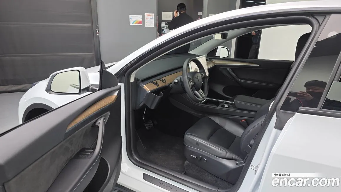 Tesla Model Y — фото 10