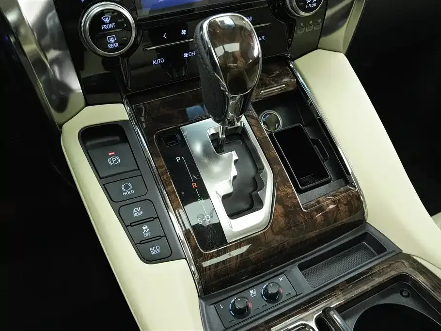 Toyota Alphard — фото 9