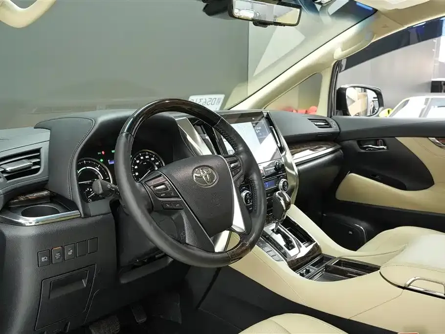 Toyota Alphard — фото 5