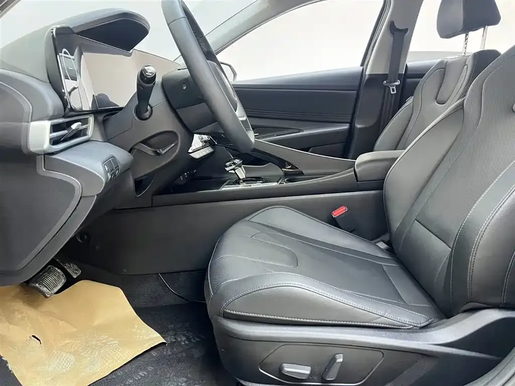 Hyundai Elantra — фото 2
