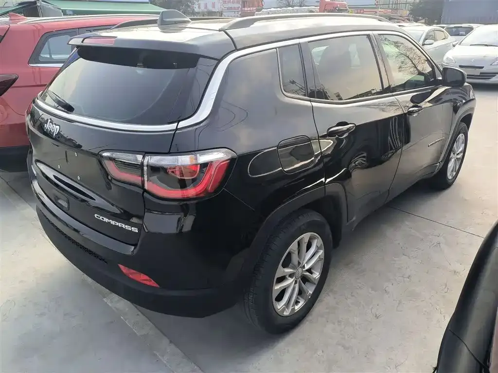 Jeep Compass — фото 10