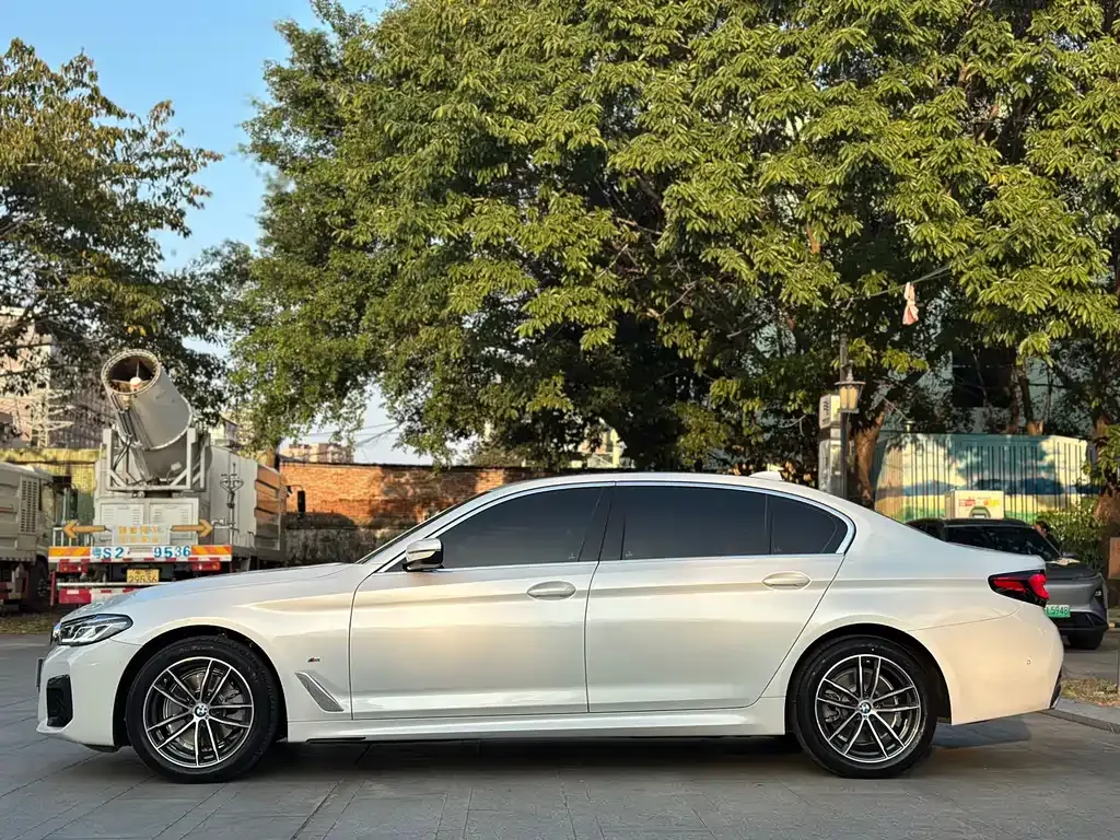 BMW 5 Series — фото 9