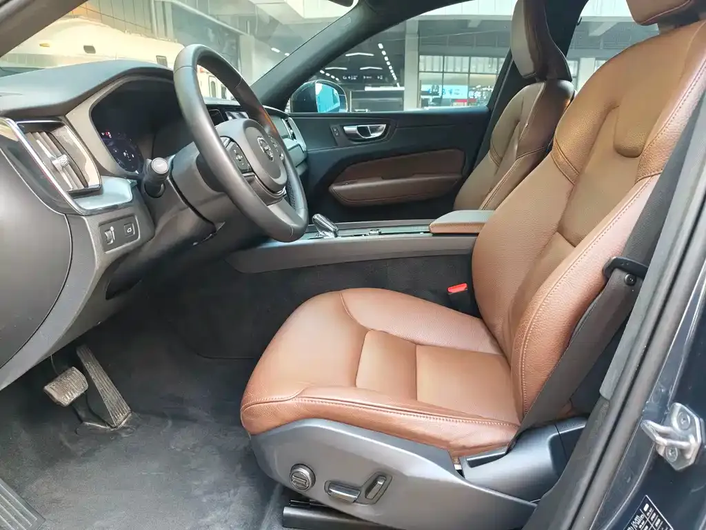 Volvo XC60 — фото 10