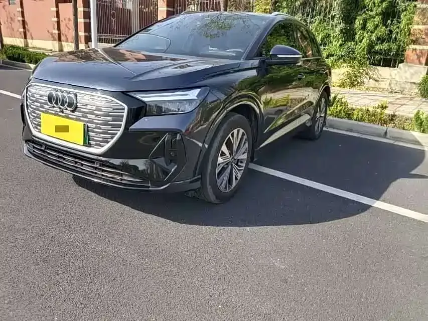 Audi Q4 e-tron — фото 1