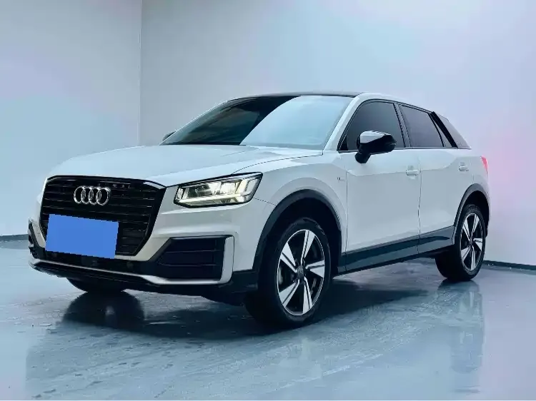 Audi Q2L — фото 1