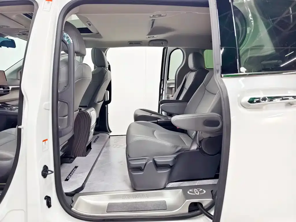 Toyota Granvia — фото 5
